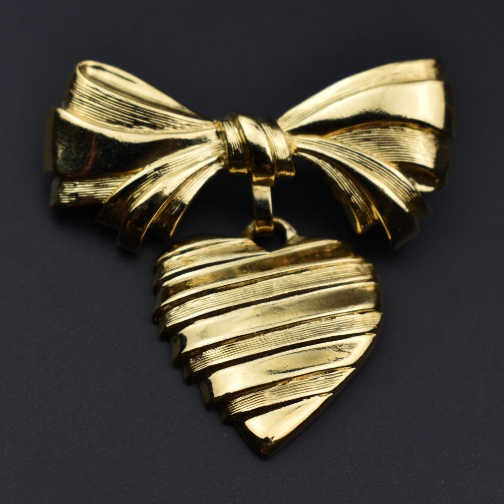 Small gold bow and heart brooch, elegant basic lapel pin